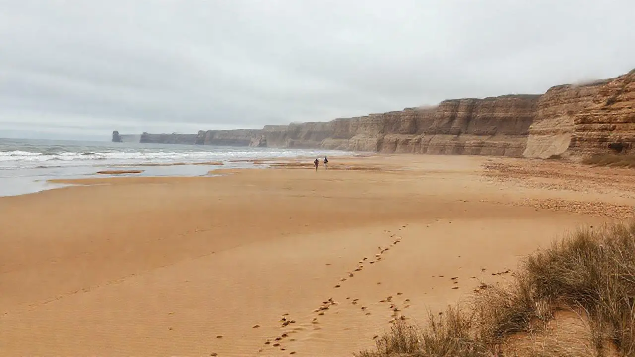 Costa amplia, serena y natural