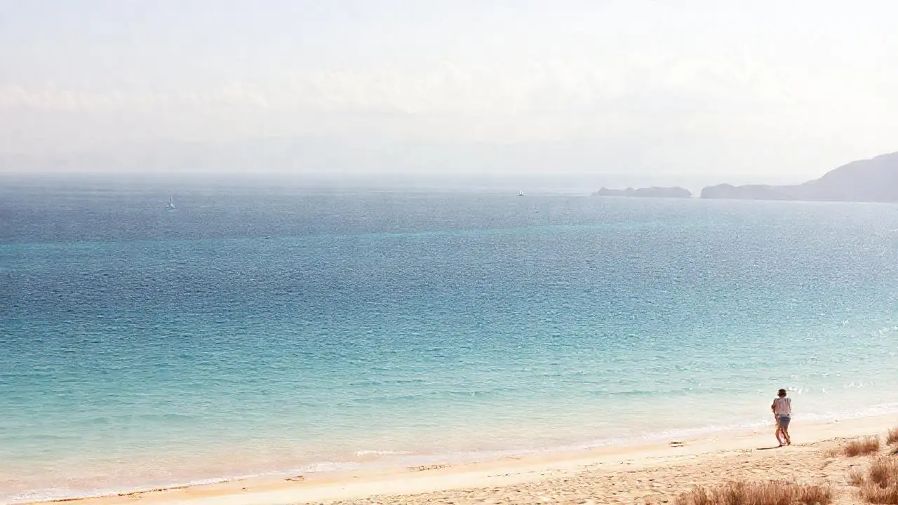 Tranquila playa, cielo amplio y sereno