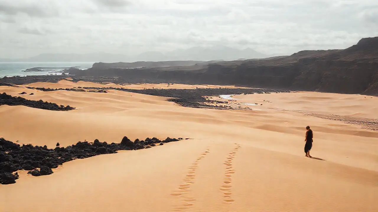 Paisaje volcánico, vasto, tranquilo y solitario