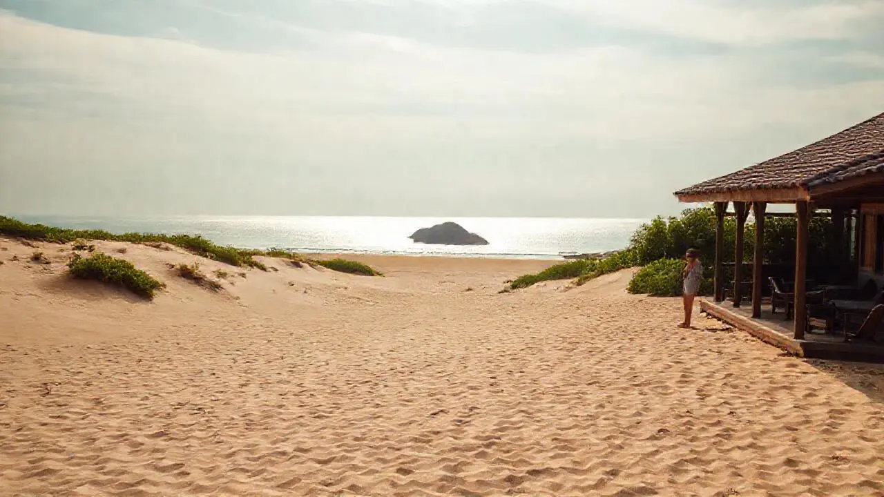 Tranquila playa, luz suave, ambiente relajado