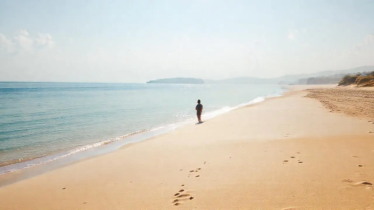 Playa tranquila, luz cálida y figura solitaria