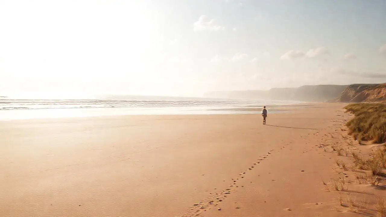 Playa tranquila al atardecer, serena y abierta