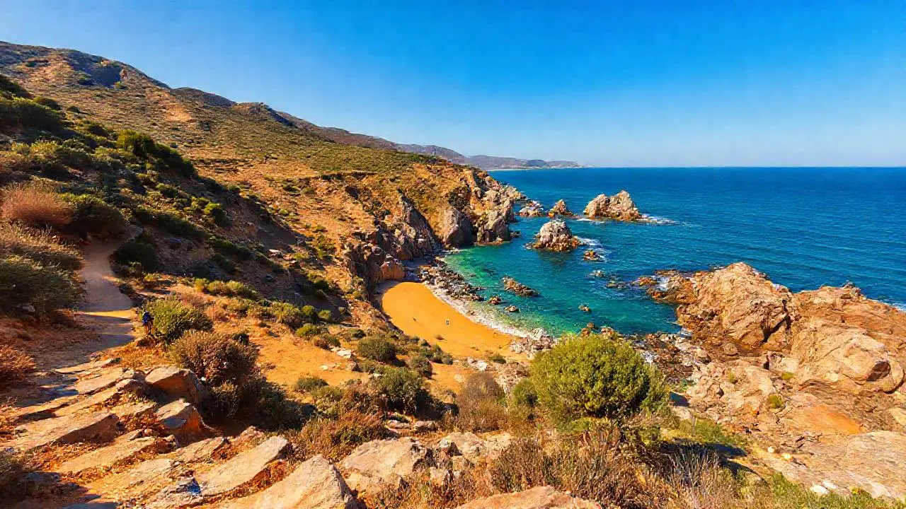 Costa rocosa, brillante y serena