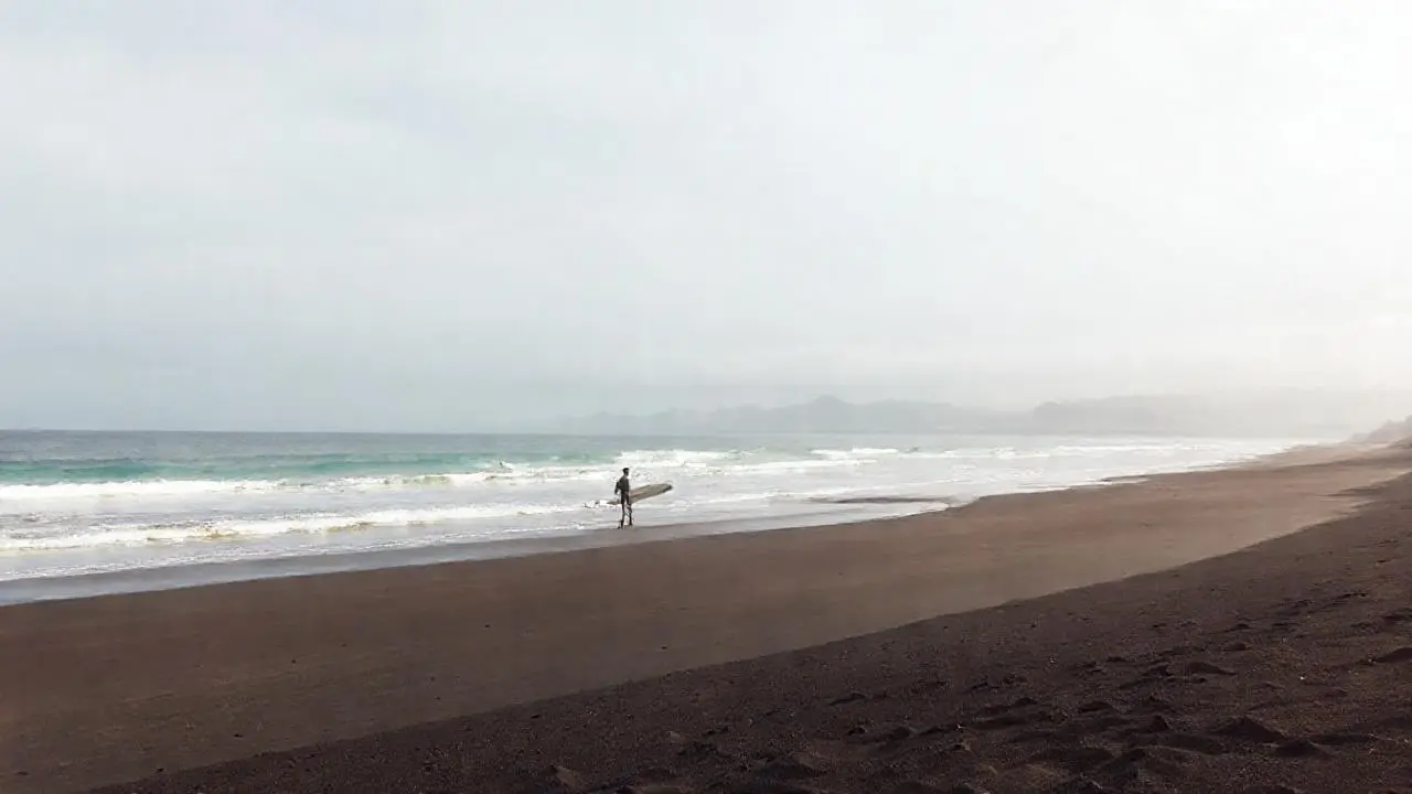 Tranquila playa, cielo amplio y sereno