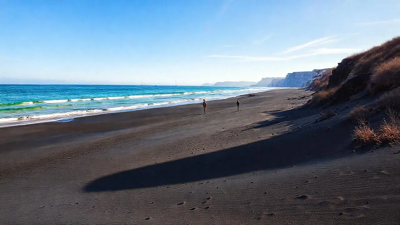 Playa tranquila, luz cálida, amplio horizonte