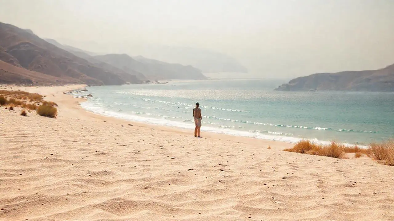 Playa serena, luz dorada, y paz