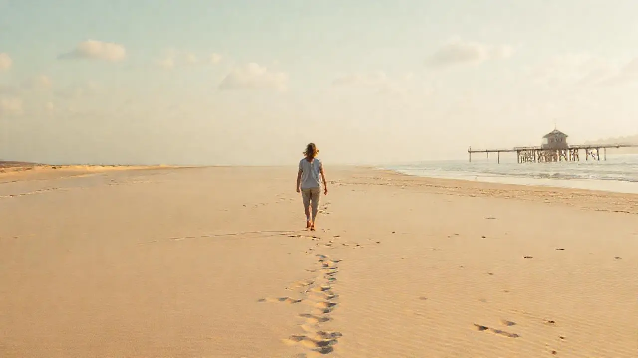 Playa serena, figura solitaria al atardecer