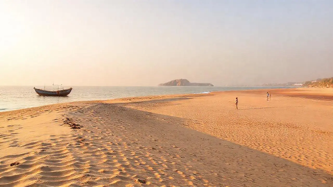 Playa tranquila al atardecer, luz suave