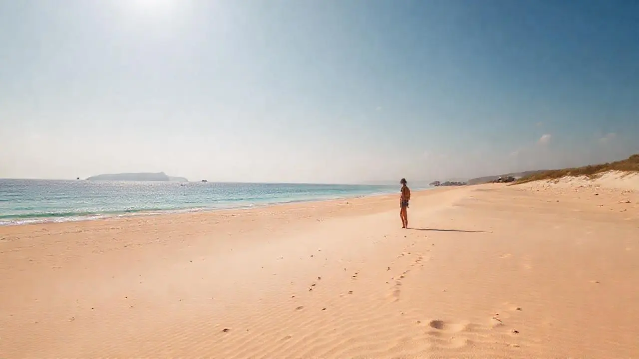 Playa tranquila, luz cálida y serena