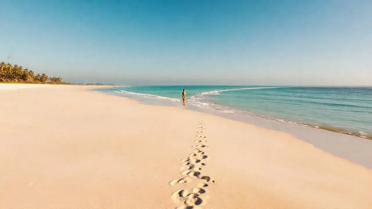 Playa serena, luz cálida, inmensidad natural