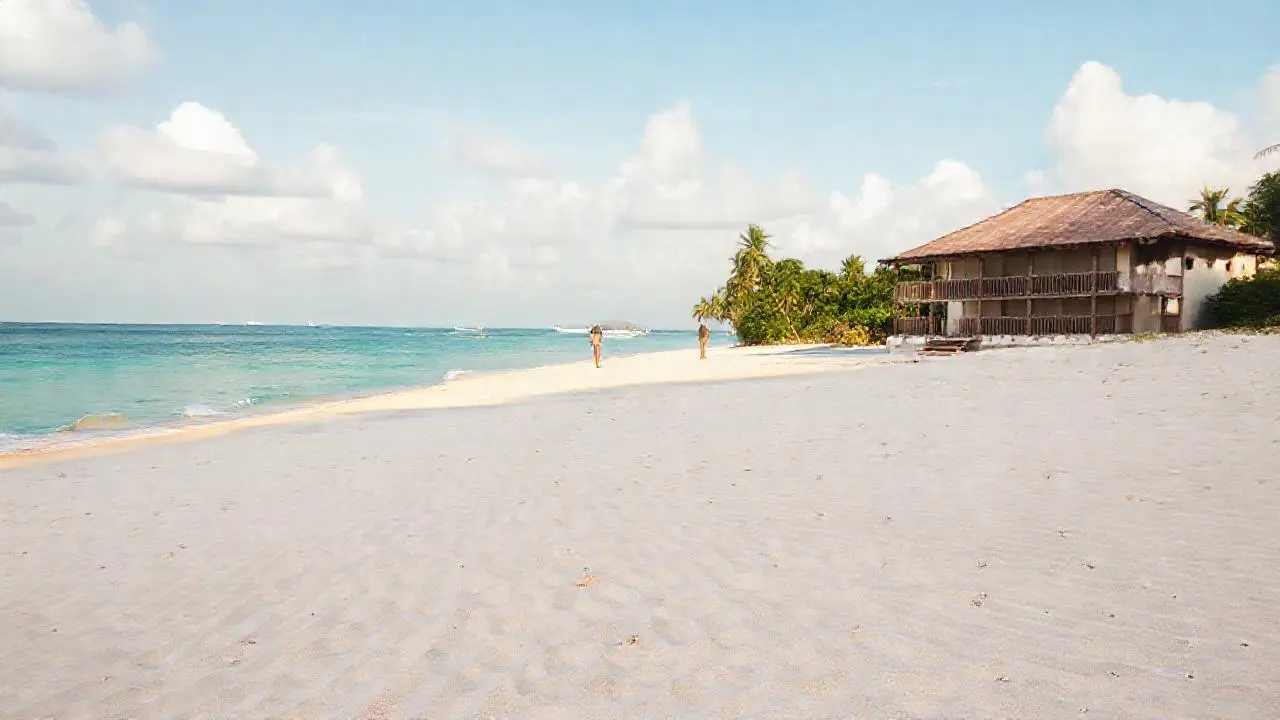Playa caribeña, luz cálida, paz serena