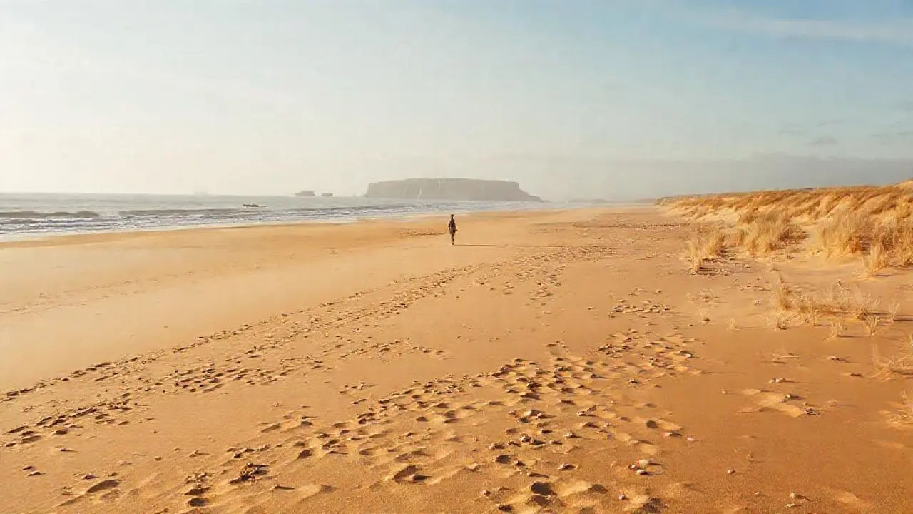 Playa extensa, serena y luminosa