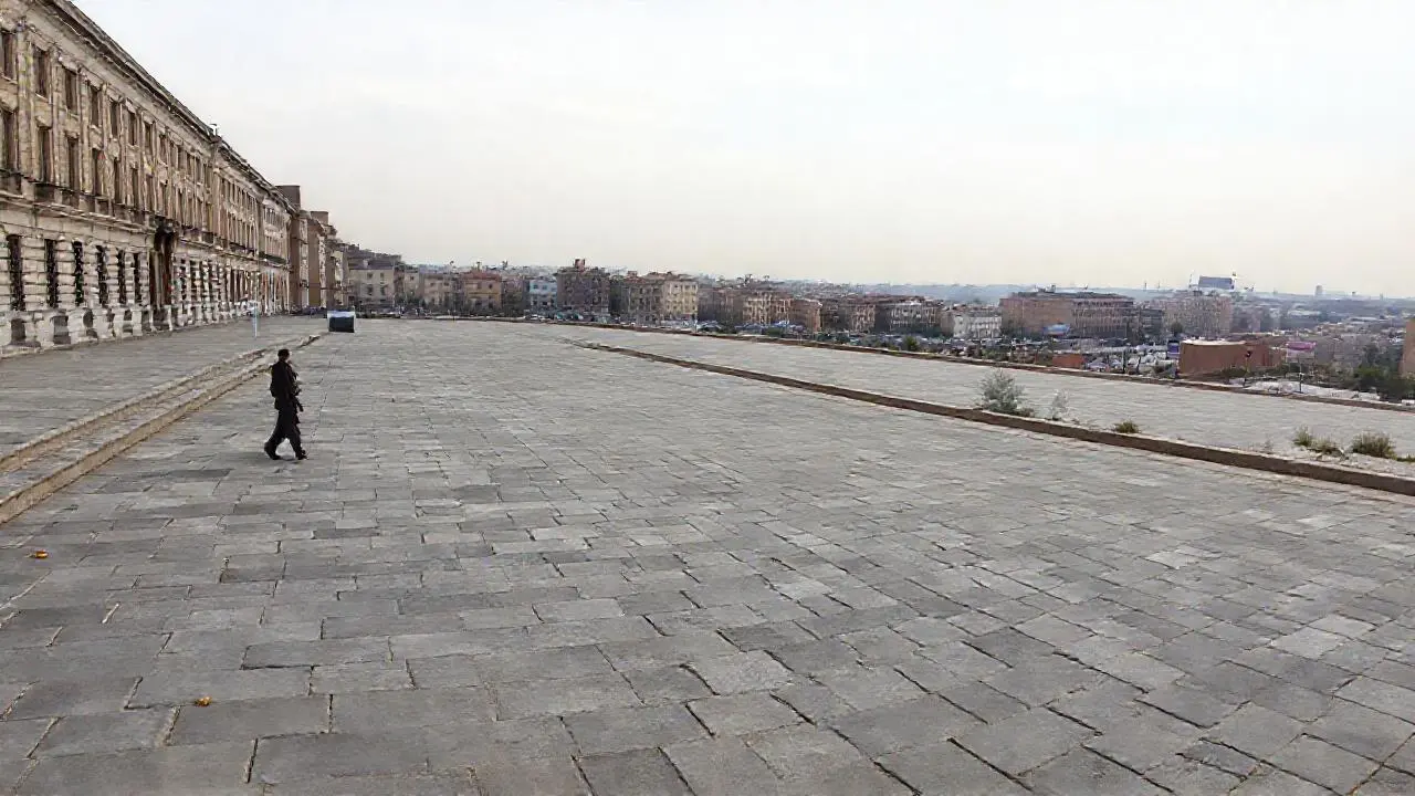 Plaza urbana, amplia, tranquila y desolada