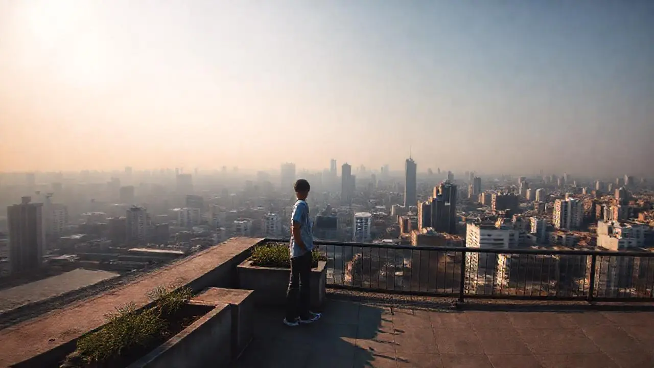 Una vista urbana amplia y serena