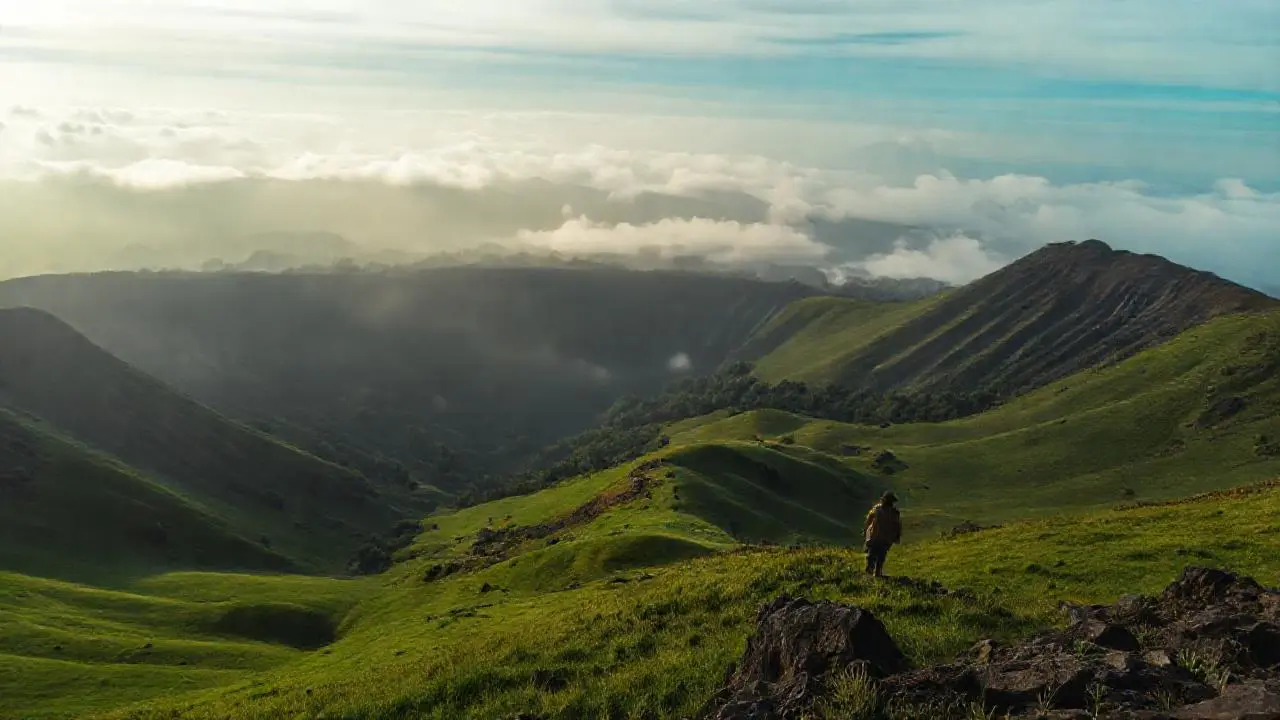 Paisaje volcánico vasto y atmosférico