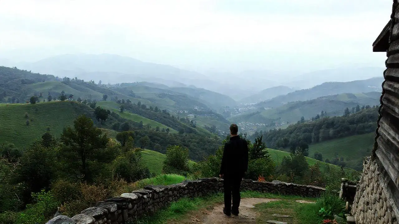 Paisaje sereno, distante y ligeramente brumoso