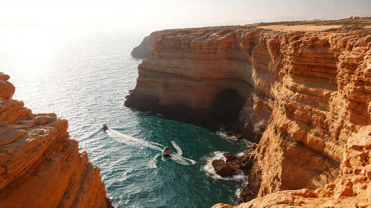 Paisaje costero sereno y luminoso