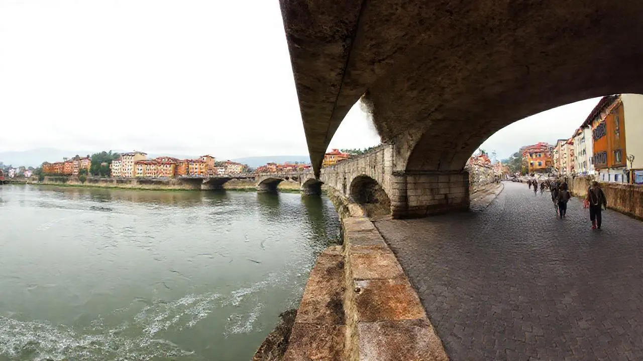 Paz fluvial, arquitectura antigua y luz tenue