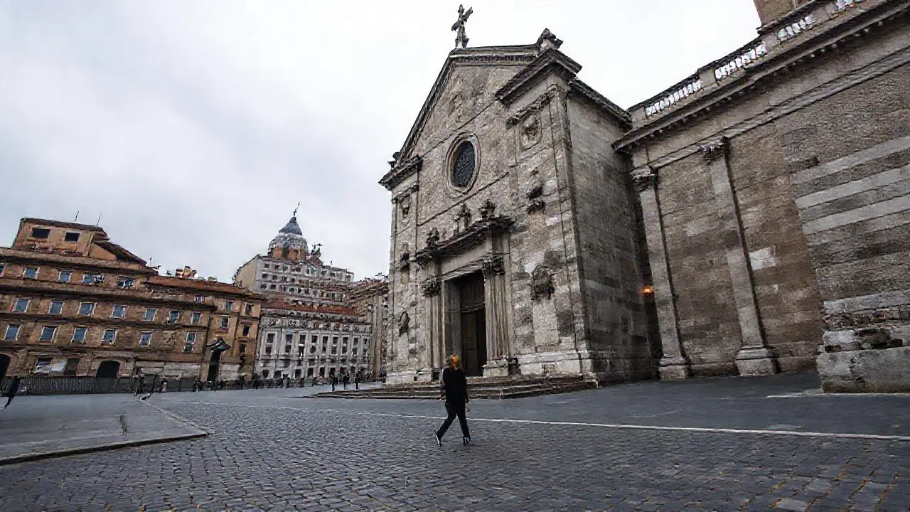 Arquitectura clásica imponente en ambiente urbano