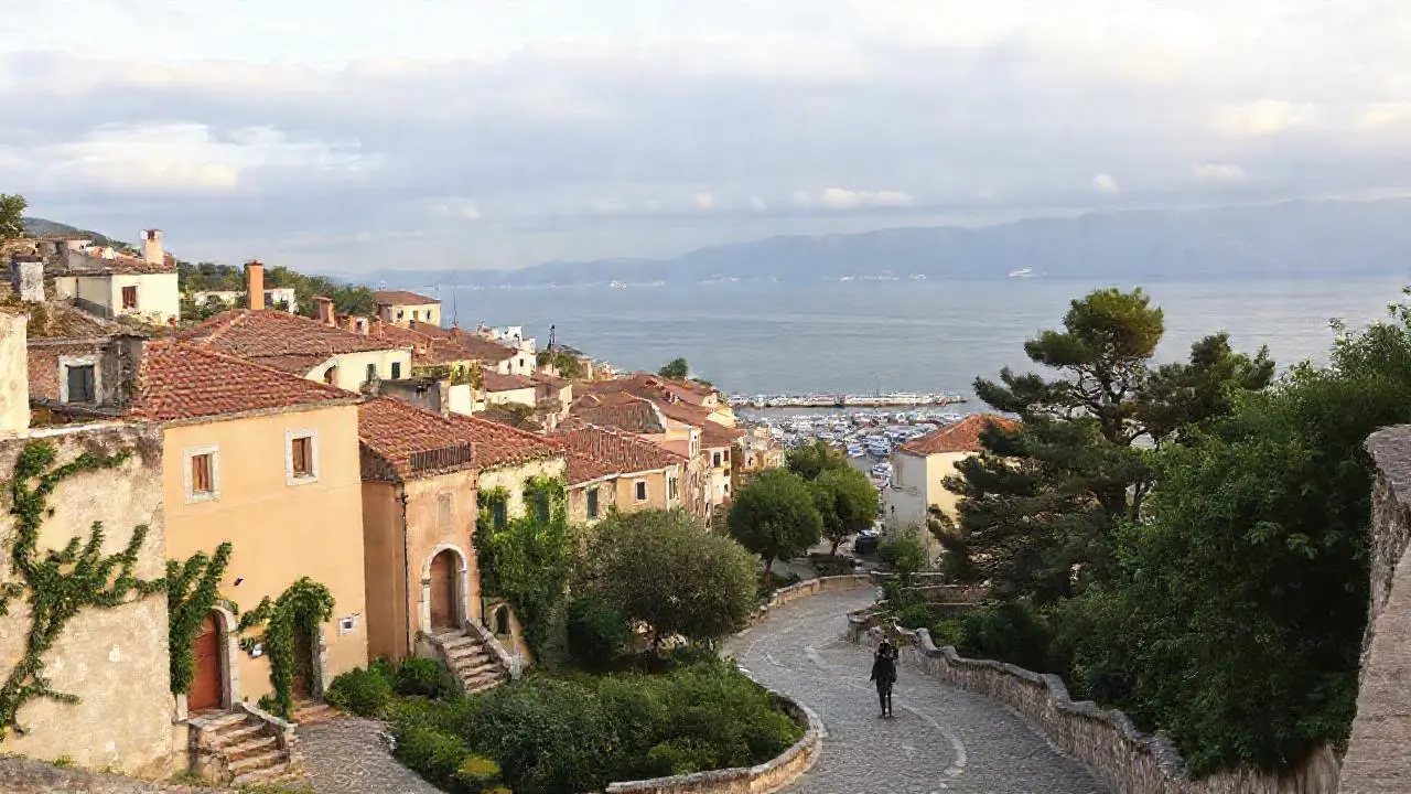 Un paisaje costero tranquilo y nostálgico