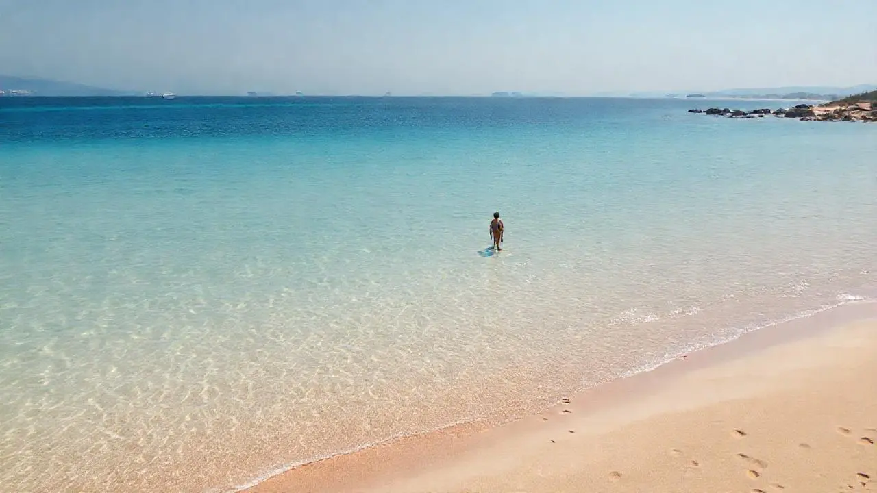 Playa tranquila, luz suave y horizonte abierto