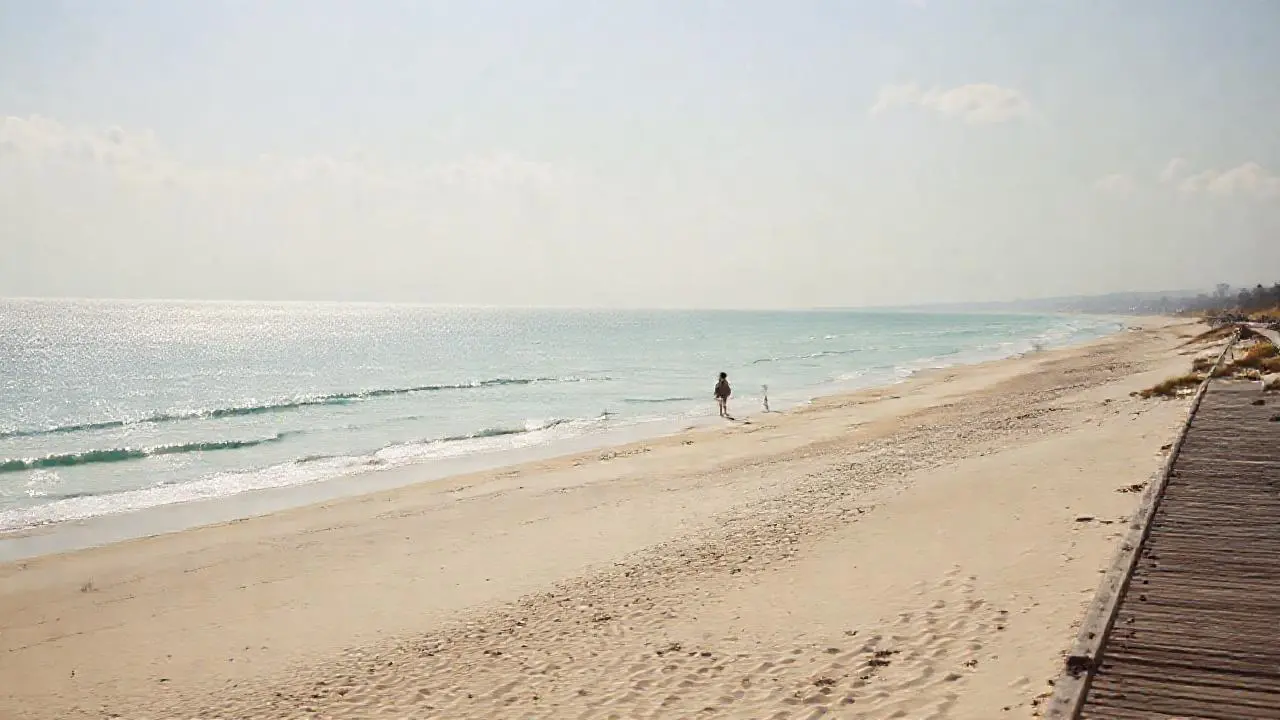 Playa tranquila, luz suave y espacio amplio