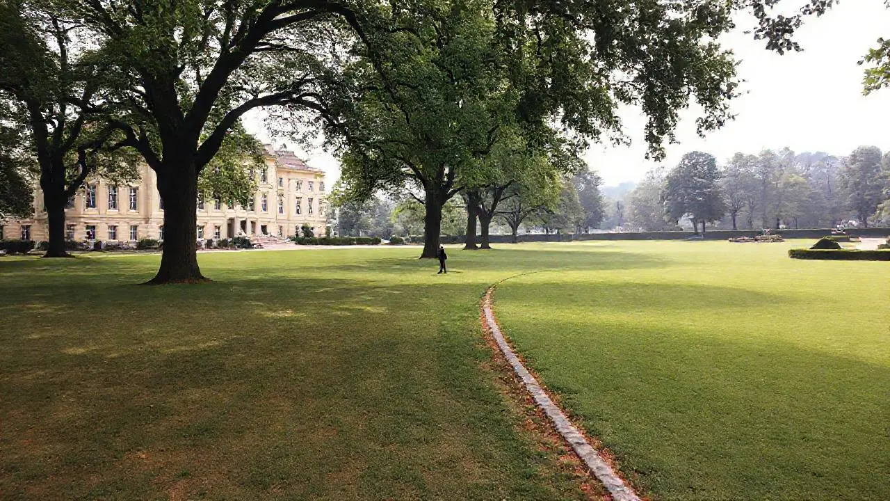 Un parque palaciego, tranquilo y realista