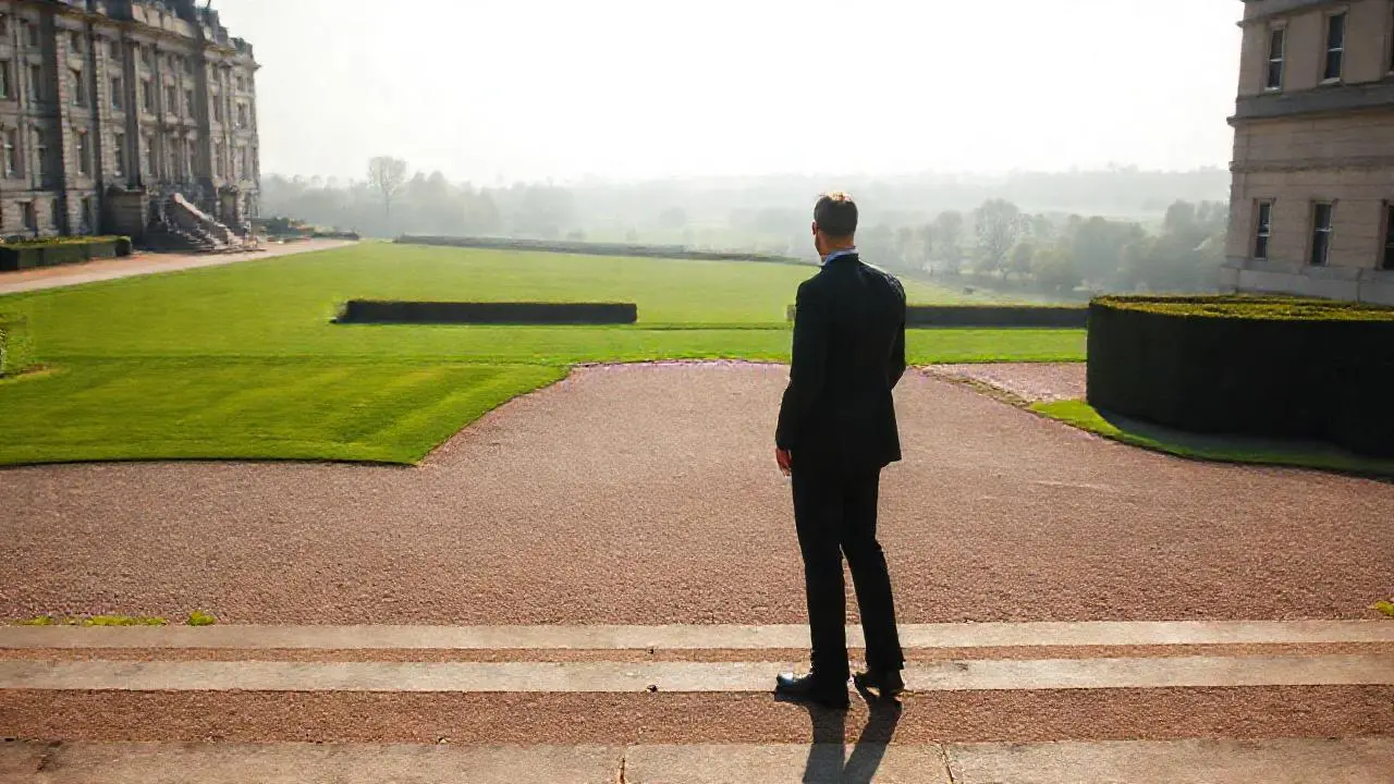 Un palacio antiguo en calma y niebla