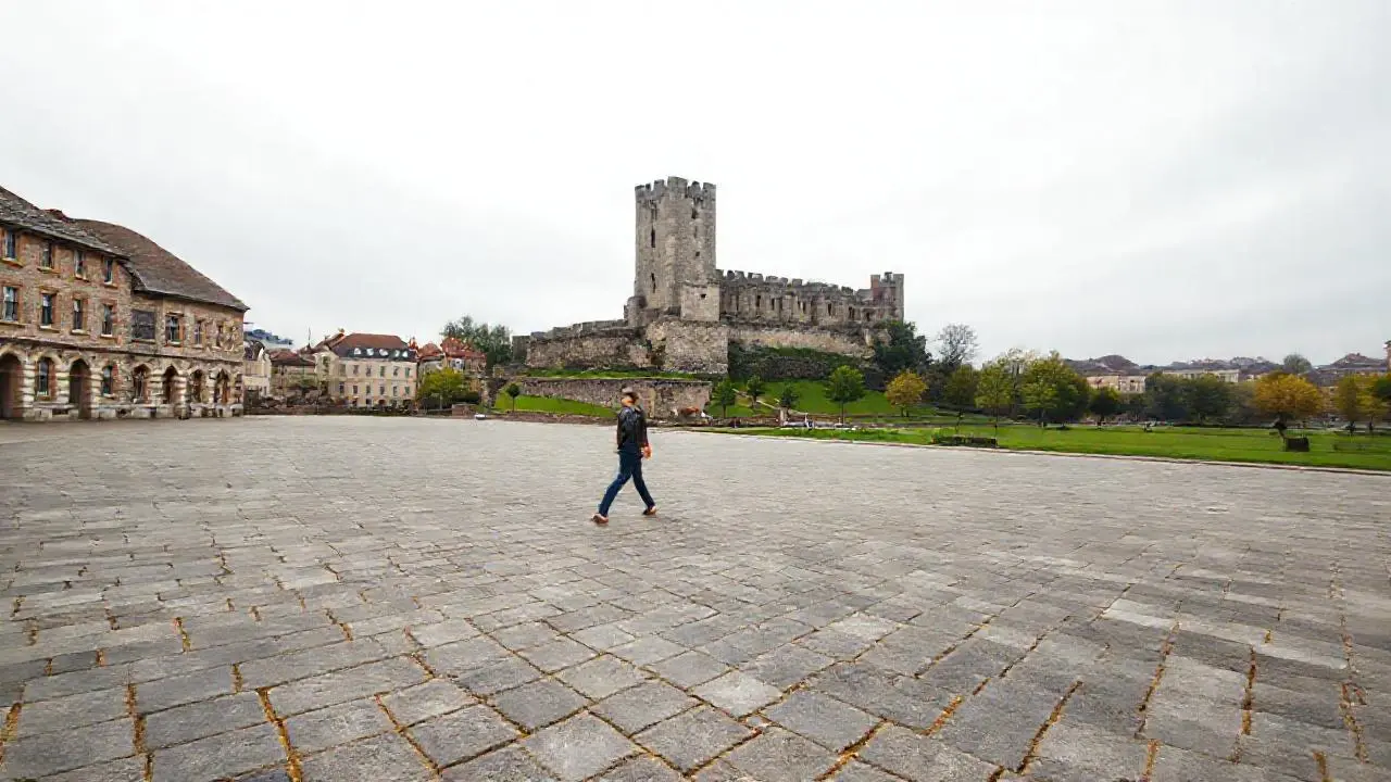 Castillo medieval en plaza serena y difusa