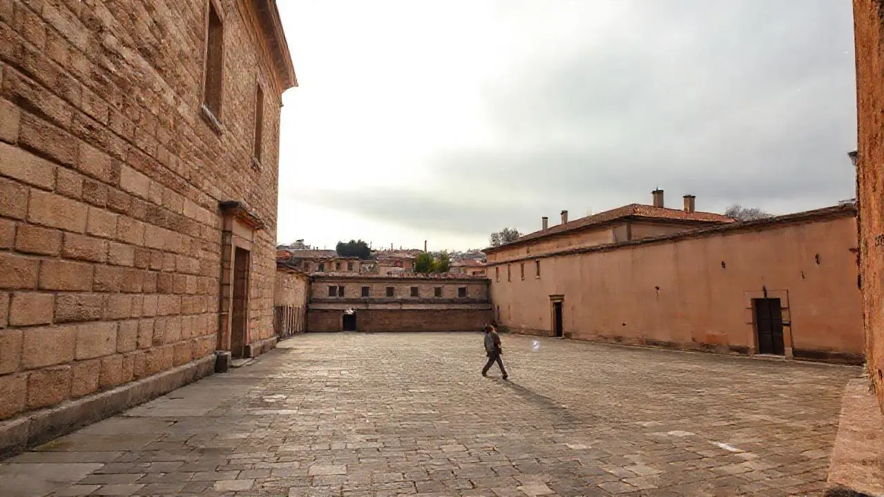 Tranquila escena urbana, arquitectura y luz tenue
