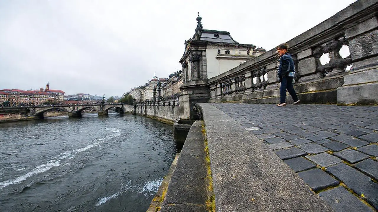 Puente histórico refleja un paisaje urbano brumoso