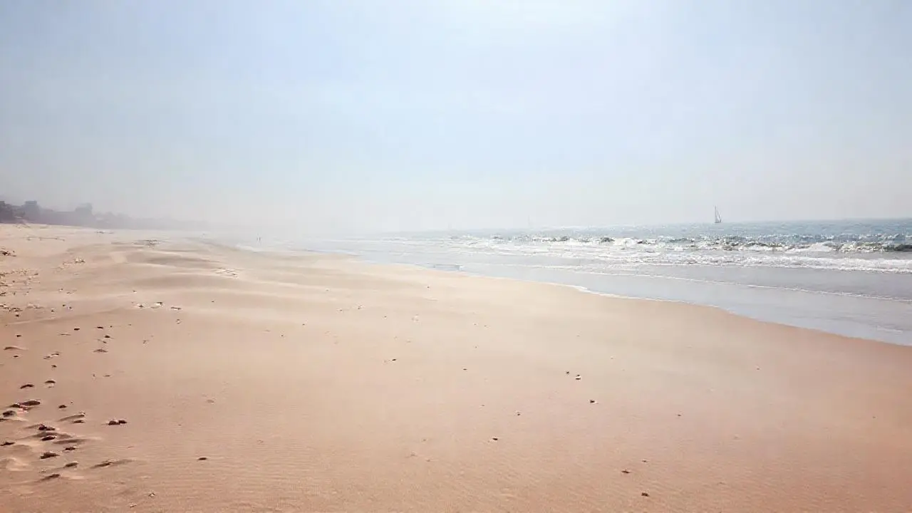 Playa serena, luz suave y vastedad