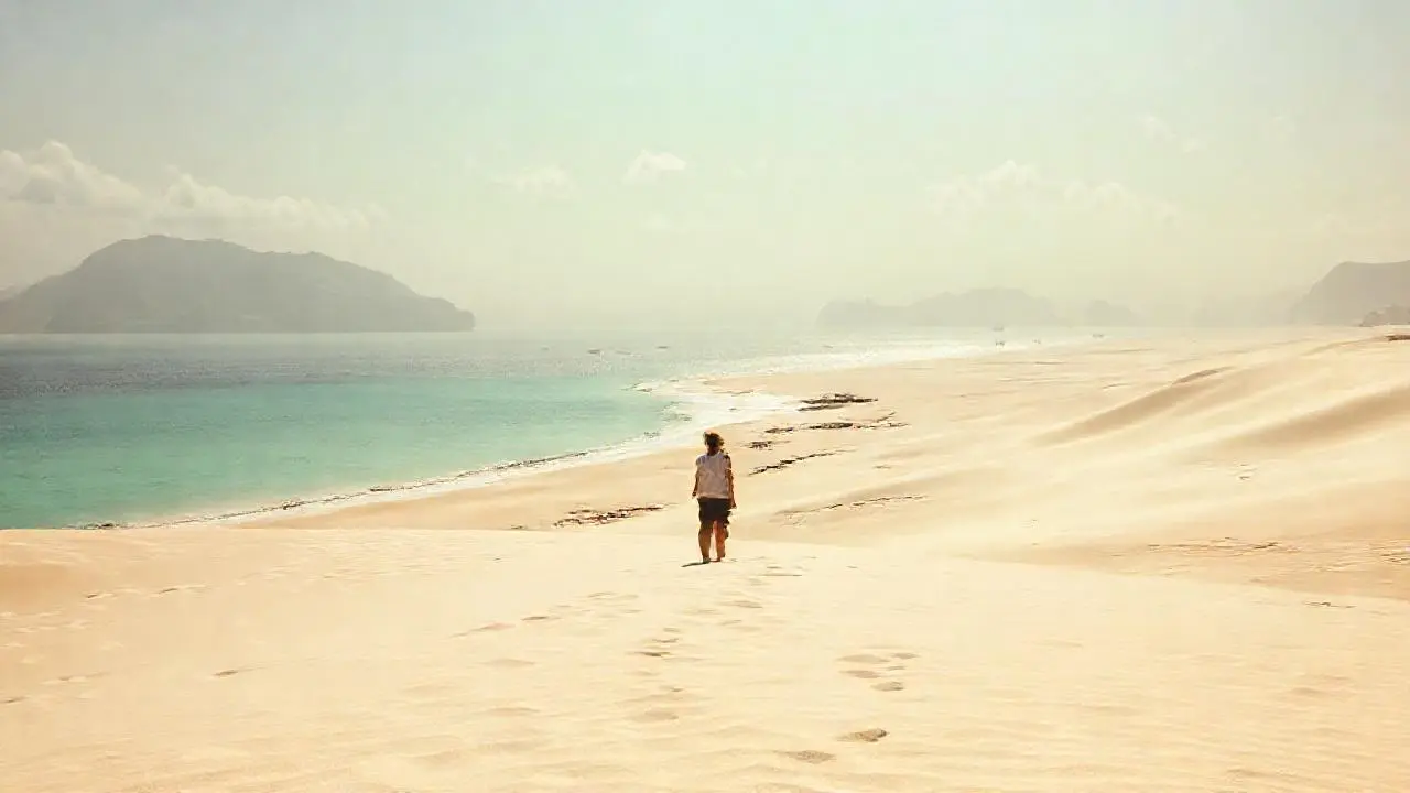 Playa tranquila, luz cálida, vasto horizonte