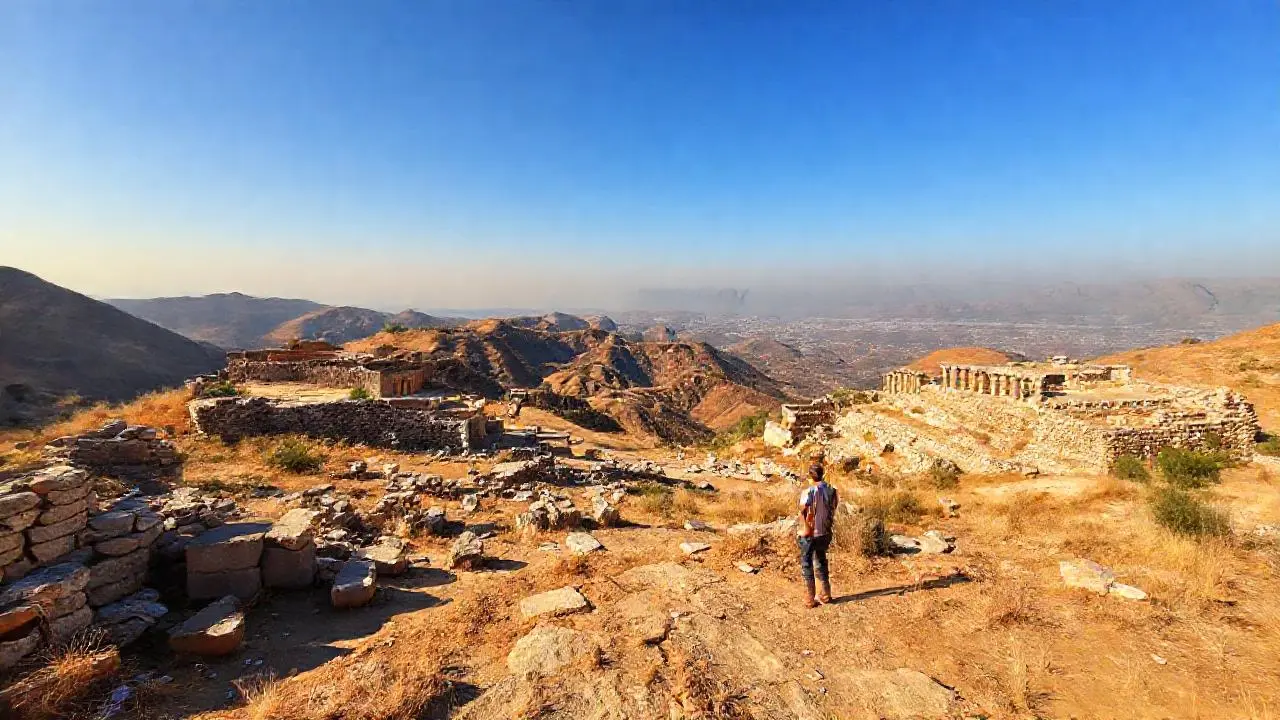 Ruinas antiguas dominan un paisaje árido