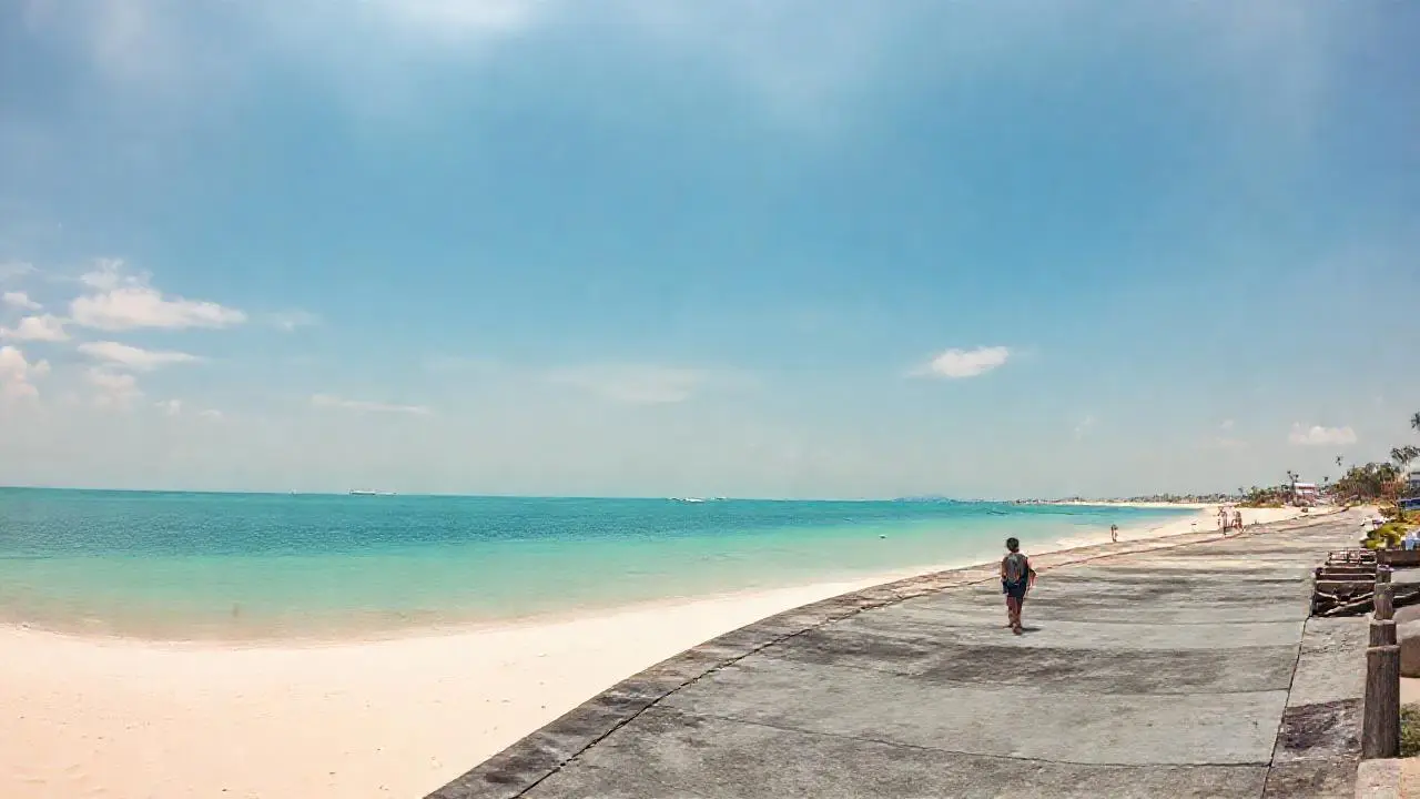 Paz costera, cielo amplio y horizonte lejano