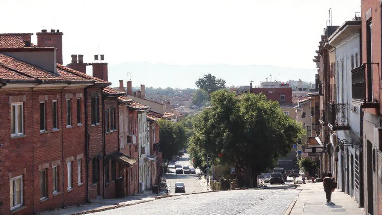 Escena urbana tranquila y ligeramente desaturada