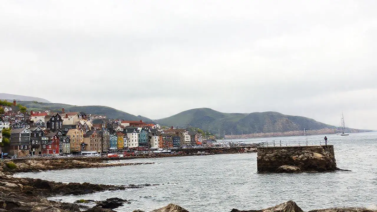 Puerto tranquilo, paisaje sereno y profundo