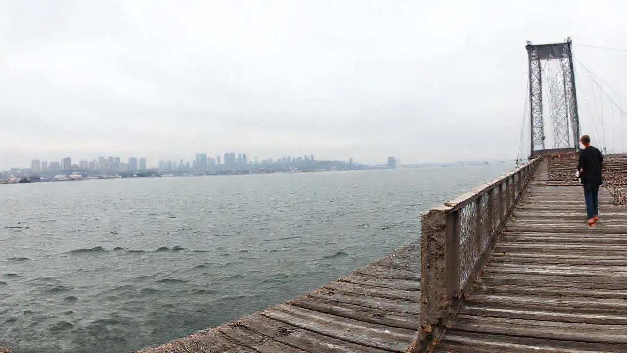 Paisaje urbano vasto, brumoso y tranquilo