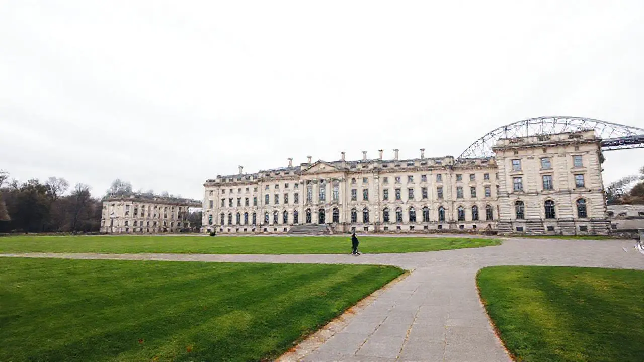 Palacio imponente, tranquilo y algo brumoso