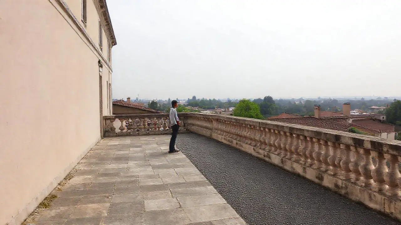 Tranquila escena arquitectónica con luz suave