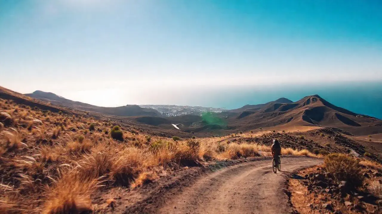 Paisaje árido y amplio bajo la luz