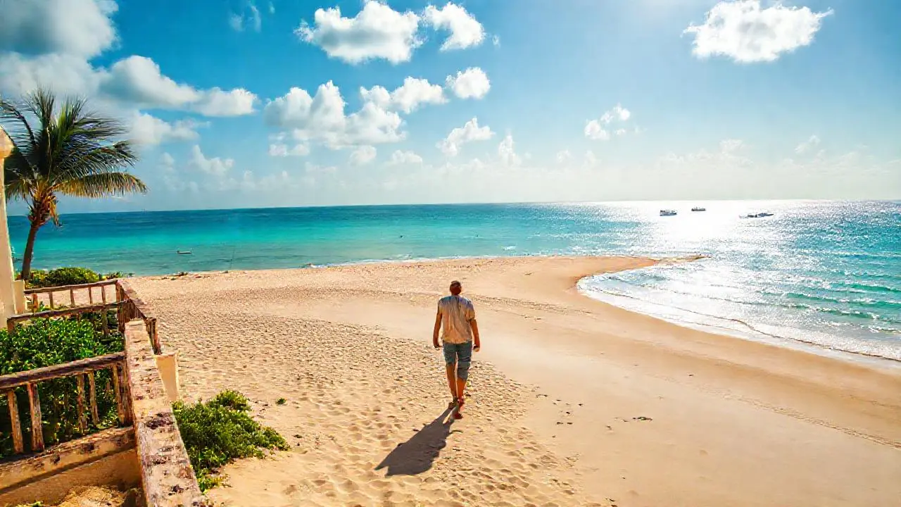 Tranquila costa caribeña bajo luz cálida