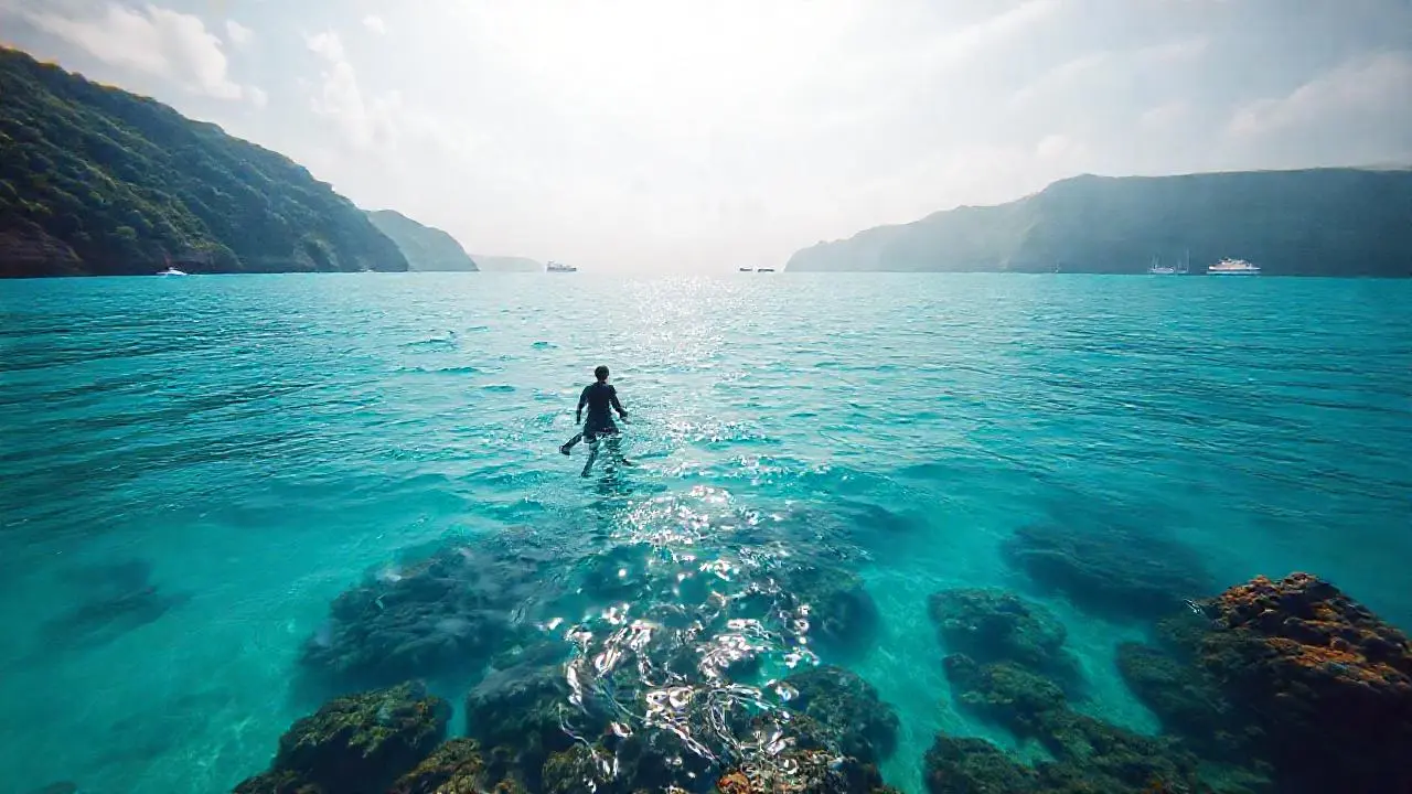 Océano sereno, profundo y ligeramente turbio