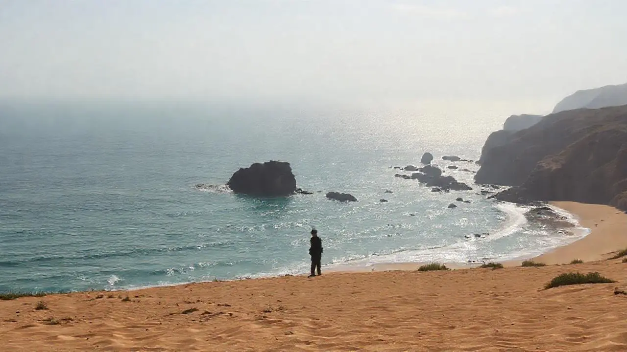 Paisaje marino amplio, sereno y natural