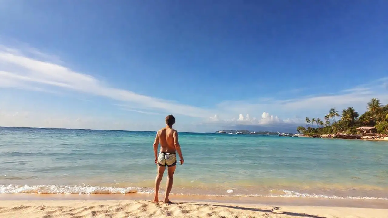 Tranquila playa tropical, luz suave y cálida