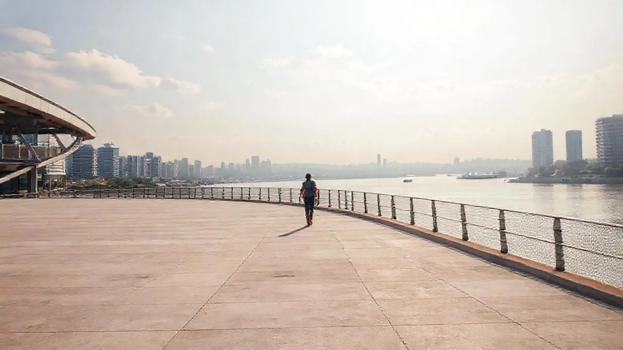 Ciudad moderna, tranquila y ligeramente difusa