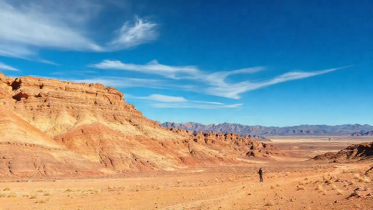 Paisaje árido, vasto y silencioso