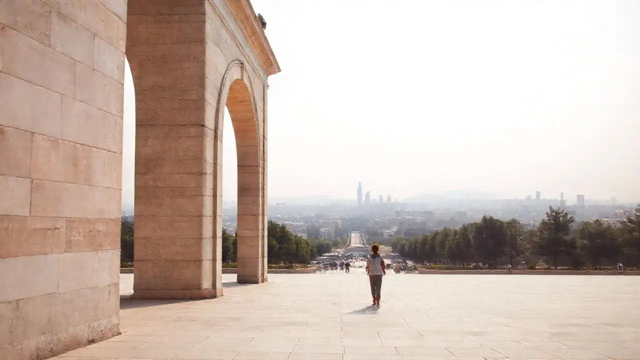 Un arco de piedra en un espacio abierto