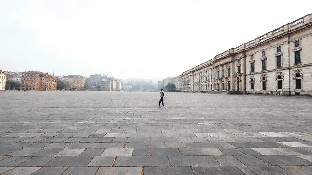 Plaza antigua, serena y luminosa