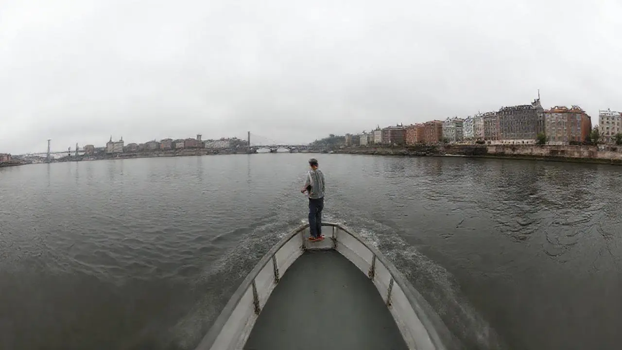 Paisaje fluvial tranquilo, luz grisácea y distante